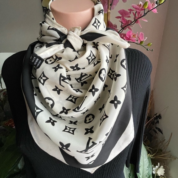 Louis Vuitton Monogram Silk Scarf.🍂🍁 - Picture 3 of 12